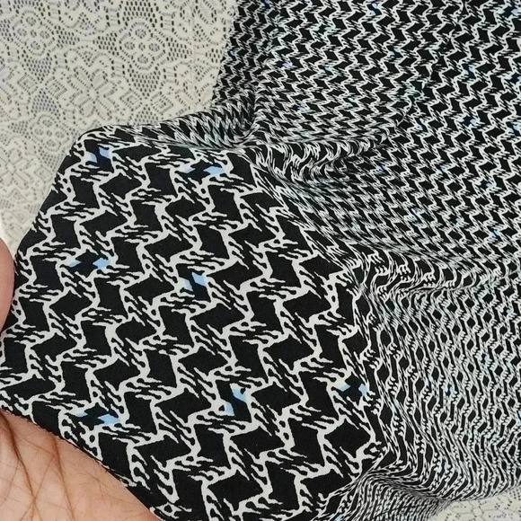 41 Hawthorn printed v neck details 3/4 sleeve Stretched blouse M - Picture 6 of 8